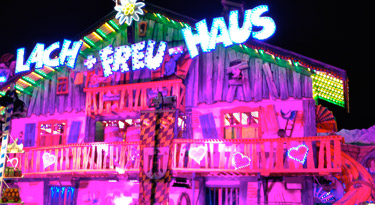 'Lach' und 'Freu' Haus... skurrile Gags und wahnwitzige Hindernisse im Haus - ein urbayrischer Spass!