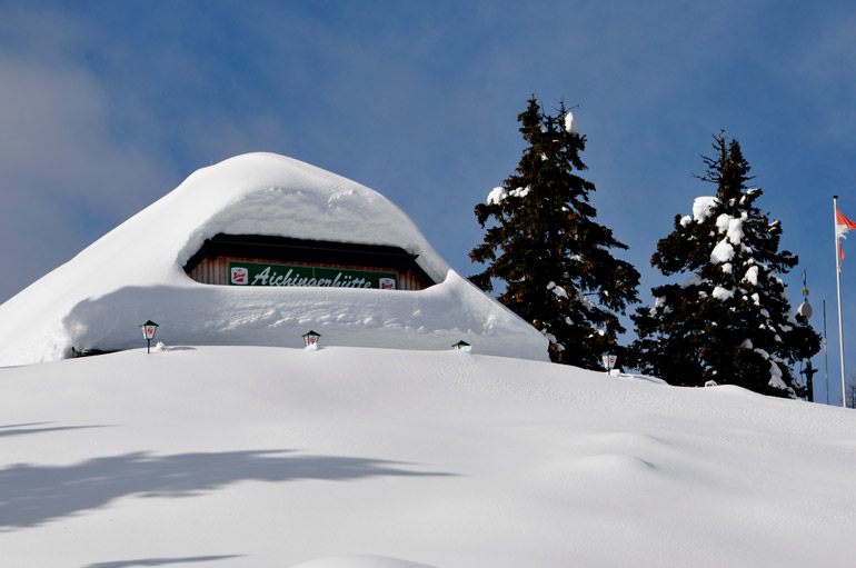 Die Aichingerhütte versinkt fast im Schnee...!