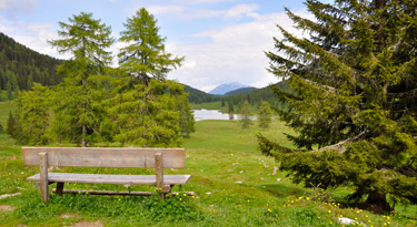Das Platzerl hier lädt zur Rast ein - mit Blick zum Egger See.