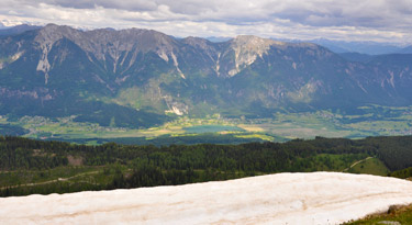 Toller Ausblick vom Gipfel des Poludnig (1.999m) auf den Pressegger See und die umliegenden Berge...