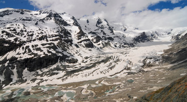 Blick auf den Pasterzengletscher und den in Wolken gehüllten Großglockner