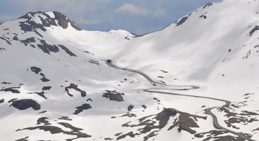 Die Straße zum Hochtor schlängelt sich durch die Berge...