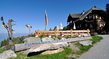 Die Lammersdorfer Alm, hoch über dem Millstättersee ist heute unser Ausgangspunkt für eine gemütliche Wanderung.
