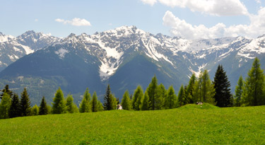 Wir wandern über saftig grüne Wiesen dem Gipfel entgegen...