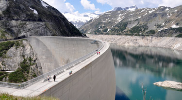 Die gigantische Staumauer - dahinter der Speichersee mit Niedrigwasser