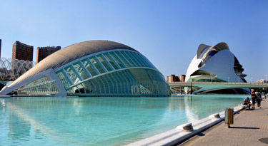 L'Hemisferic im Vordergrund und rechts die extravagante Oper Palau de les Arts Reina Sofia