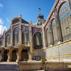 Das historische Jugendstil Gebäude der Mercado Central im Herzen der Altstadt von Valencia. Innen drin, ein lebendiger und quirliger Markt, ein Drunter und Drüber an Farben und Gerüchen, Menschen und Stimmen.