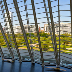Von innen nach außen im Wissenschaftsmuseum mit Blick auf eine der vielen Parkanlagen im 'Turia'