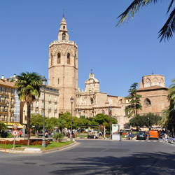 Das 'Tor' zur Altstadt, die Kathedrale von Valencia vom Placa de la Reina aus fotografiert