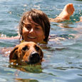 Mittlerweile kann Anyawu schon so gut schwimmen, dass sie mich sogar "abschleppt"... tja tägliches Training zahlt sich eben aus!
