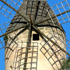 Eine Windmühle am Paseo Maritimo in Palma...