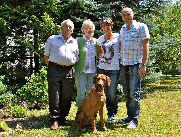 "Kleines Familienfoto" im Garten von Hermann´s Eltern!