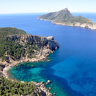 Von den Klostermauern aus haben wir einen fantastischen Blick auf die Dracheninsel - La Isla Dragonera - ein Naturschutzgebiet im Westen von Mallorca, auf die Cala Embasset und einen unglaublichen Weitblick auf das Mittelmeer!