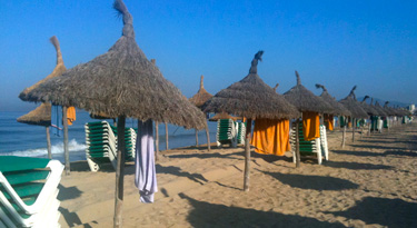 Die Sonnenschirme an der Playa sind schon frühmorgens reserviert...