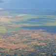 Die weite Ebene am Fusse des Haleakala wird Zentral-Maui genannt. Die grünen Flächen sind alle samt Zuckerrohranbau. Im Osten liegt der Haleakala und auf der anderen Seite die West Maui Mountains.