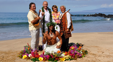 Links von uns Tarvin der Musiker, der unsere Trauung mit hawaiianischen Klängen von 'Bruddah Iz' untermalte. Rechts Richardo Hanakoo unser hawaiianischer Pfarrer, der jeden mit seinem Aloha Spirit und seinem offenen Lachen ansteckt. Und last but not least vorne mittig Vene der Muschelbläser und einer unserer Trauzeugen... Hawaiianer durch und durch!