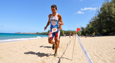 Die Sandpassage kurz vor dem Ziel geht noch einmal so richtig in die Beine... Simone Calamai aus Italien!
