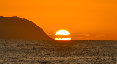 Pünktlich zum Sonnenuntergang legen sich die Wellen und der Stille Ozean macht seinem Namen alle Ehre!