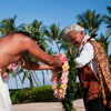 Vene übergibt unsere Lei in der feierlichen Zeremonie unserem hawaiianischen Ohana Richardo!
