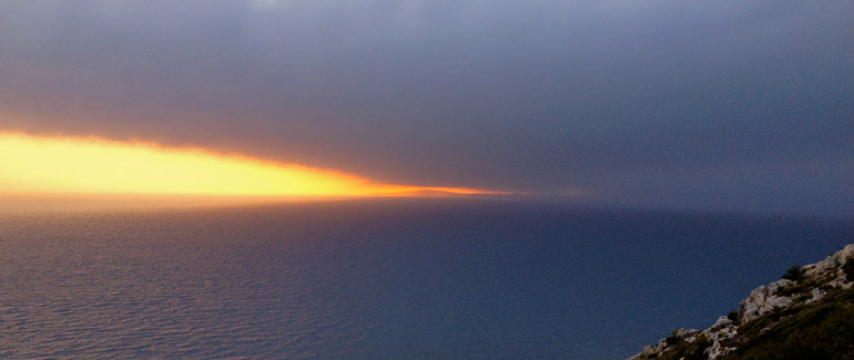 Weltuntergangsstimmung über Palma (allerdings schon im April diesen Jahres), nur Sol de Mallorca erscheint wie eine kleine Insel und erstrahlt im Licht der untergehenden Sonne... aufgenommen mit meinem iPhone