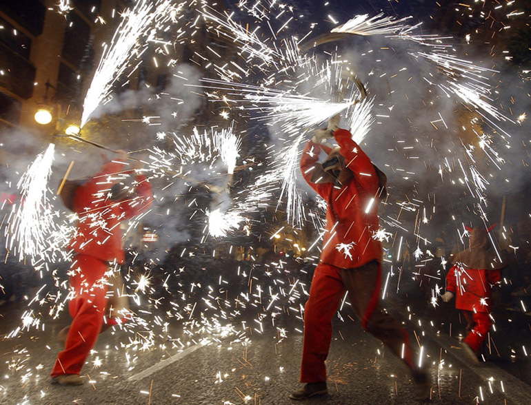 Der Feuerlauf zu San Sebastià ist Tradition auf der Insel!